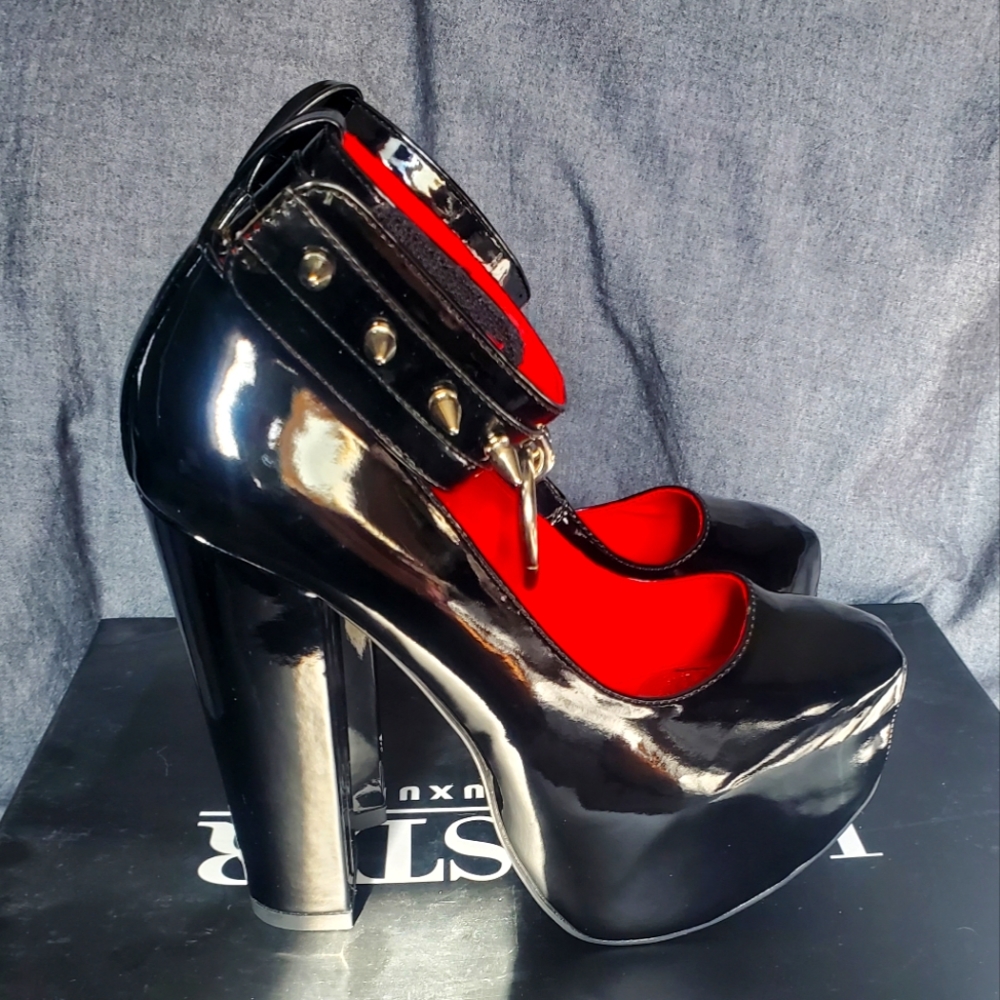 Killstar platform heels size 7
